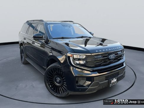 Used 2025 Ford Expedition Active AWD/4WD image 3