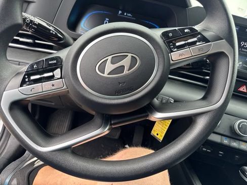 Used 2025 Hyundai Elantra SE FWD image 17