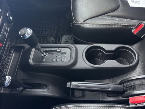 Used 2014 Jeep Wrangler Unlimited Sahara image 25