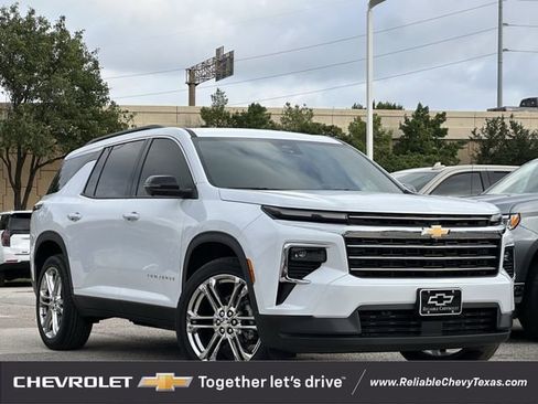 New 2026 Chevrolet Traverse LT w/ Driver Confidence Package FWD image 2