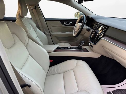 Used 2021 Volvo S60 T5 Momentum image 17