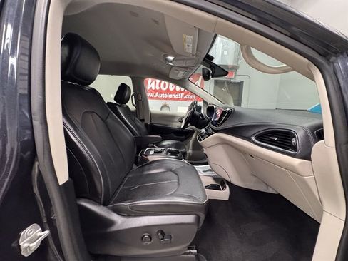 Used 2019 Chrysler Pacifica Limited FWD image 10