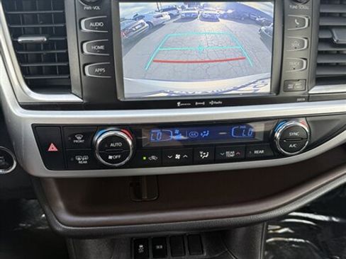 Used 2017 Toyota Highlander XLE image 11