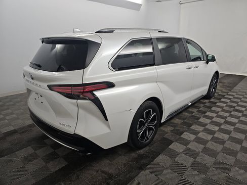 Used 2025 Toyota Sienna Platinum AWD/4WD image 3