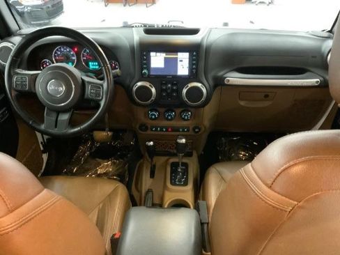 Used 2017 Jeep Wrangler Unlimited Rubicon w/ Connectivity Group AWD/4WD image 8
