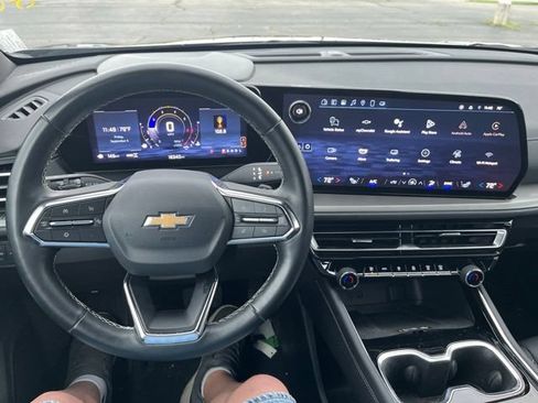 Used 2025 Chevrolet Traverse LT AWD/4WD image 9