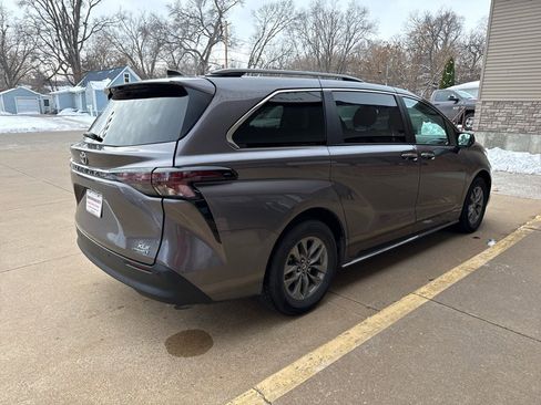 Used 2024 Toyota Sienna XLE image 4