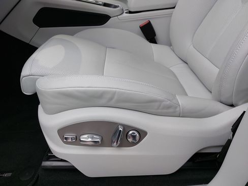 Certified 2026 Porsche Macan image 30