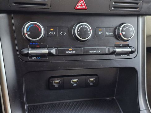 Used 2022 Kia Carnival LX FWD image 20
