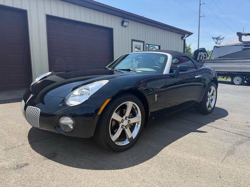 Used 2007 Pontiac Solstice Convertible w/ Premium Package RWD image 2