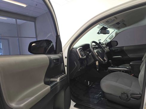 Used 2018 Toyota Tacoma SR5 AWD/4WD image 22