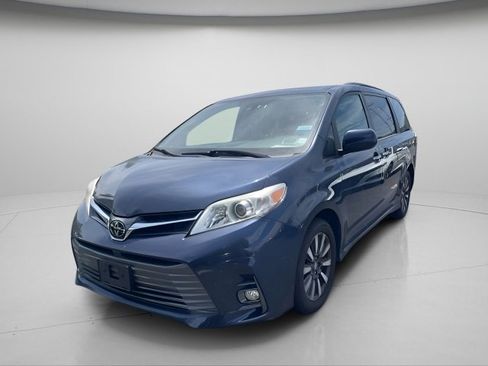 Used 2018 Toyota Sienna XLE w/ XLE Navigation Package AWD/4WD image 2