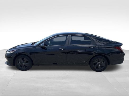 Used 2023 Hyundai Elantra SEL w/ Preferred Accessory Package FWD image 2