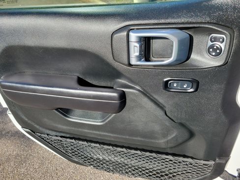 Used 2021 Jeep Gladiator Willys image 18