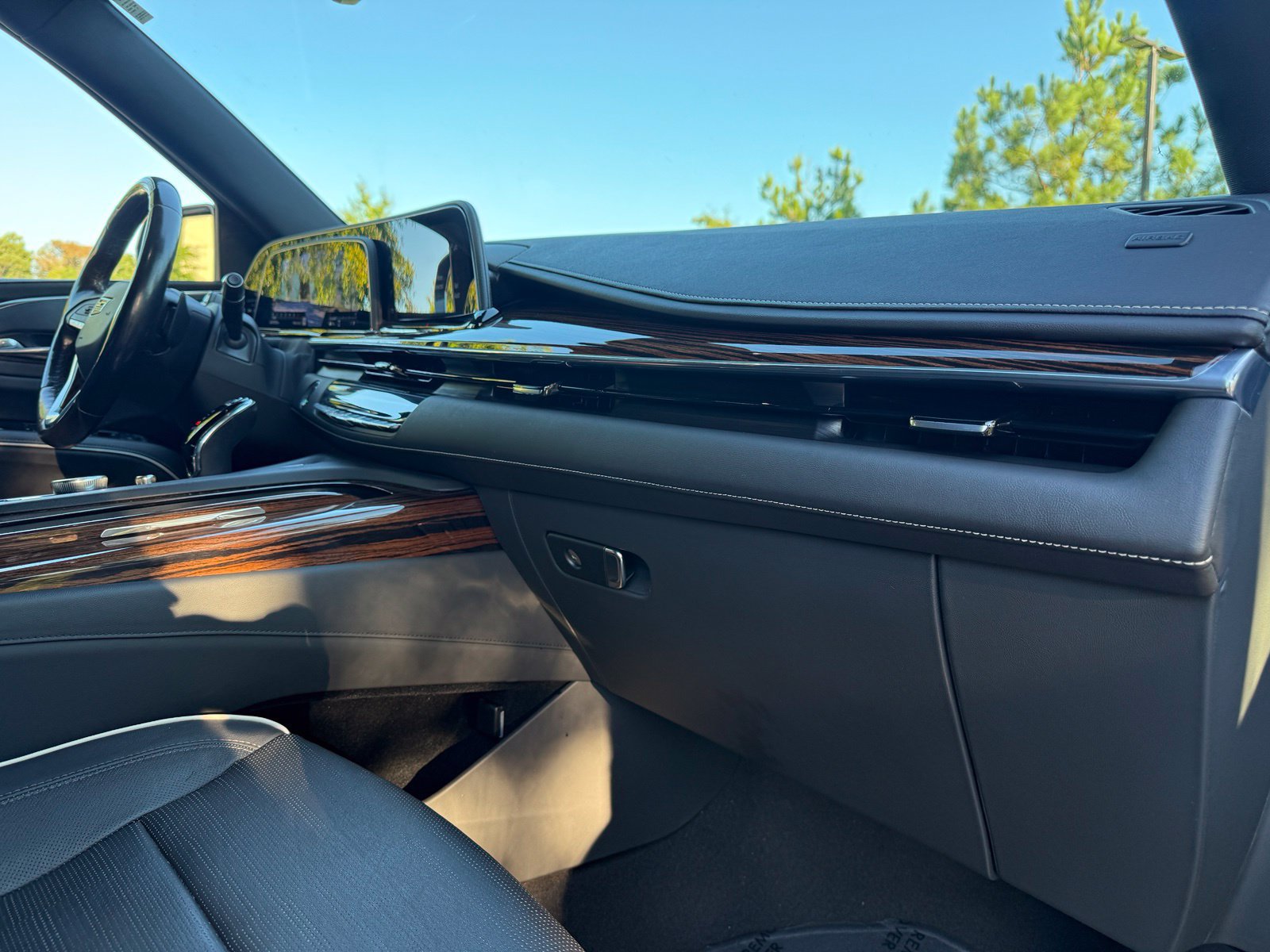 Used 2022 Cadillac Escalade Premium Luxury AWD/4WD image 24