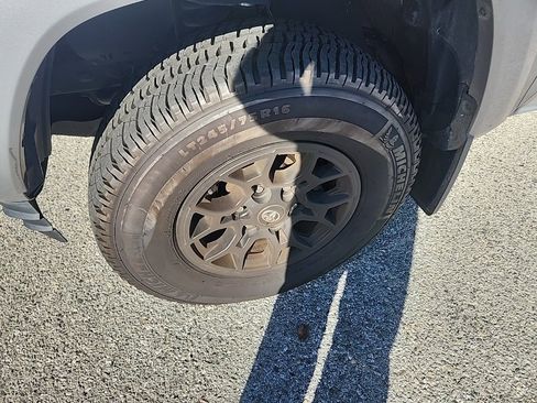 Certified 2019 Toyota Tacoma SR5 image 9