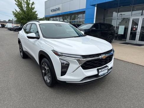 Used 2025 Chevrolet Trax LT FWD image 4