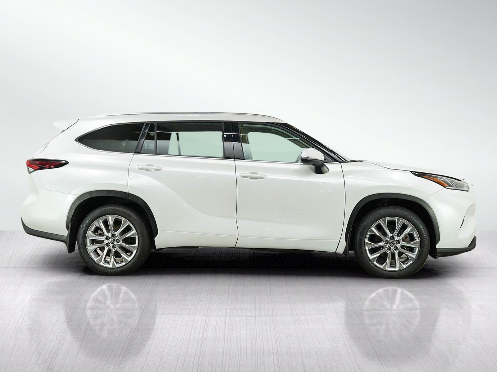 Used 2025 Toyota Highlander Limited AWD/4WD image 6