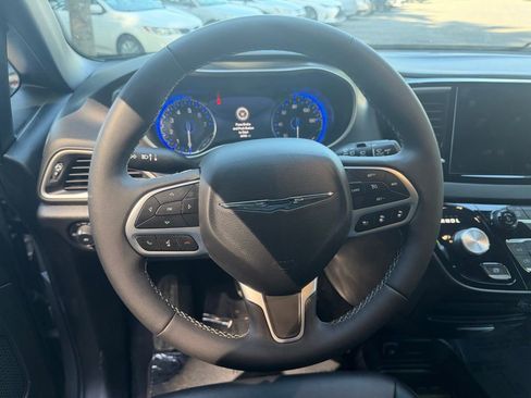 Used 2025 Chrysler Pacifica Select FWD image 18