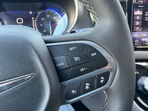 Used 2024 Chrysler Pacifica Touring-L FWD image 25