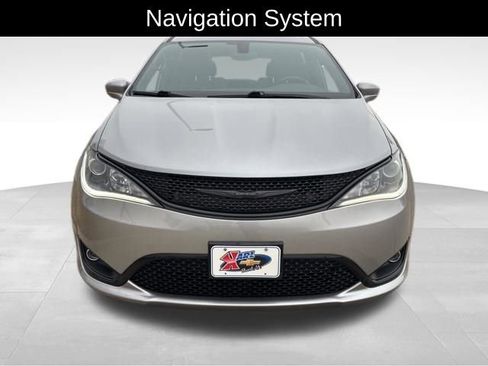 Used 2019 Chrysler Pacifica Limited w/ S Appearance Package image 2