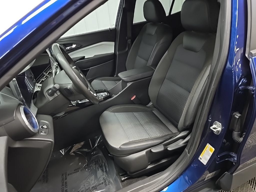Used 2024 Chevrolet Trax LT w/ LT Convenience Package FWD image 29
