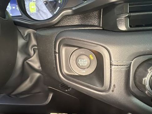 Used 2025 Jeep Wrangler Unlimited Sahara w/ Safety Group AWD/4WD image 15