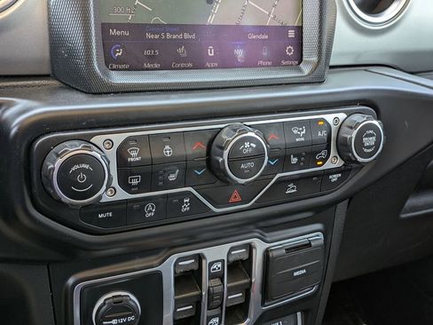 Used 2022 Jeep Wrangler Unlimited Sahara w/ Cold Weather Group AWD/4WD image 17