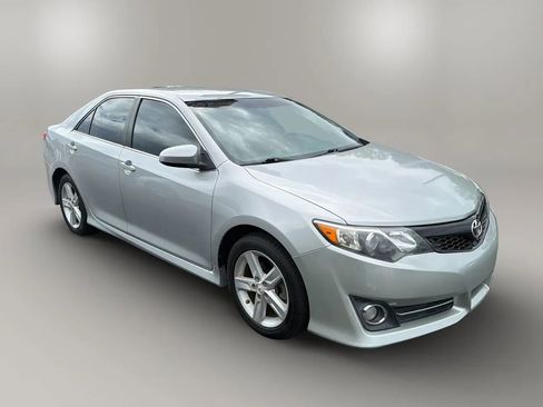 Used 2012 Toyota Camry SE FWD image 3