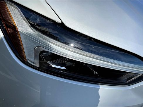 Certified 2022 Volvo XC60 B5 Momentum image 26