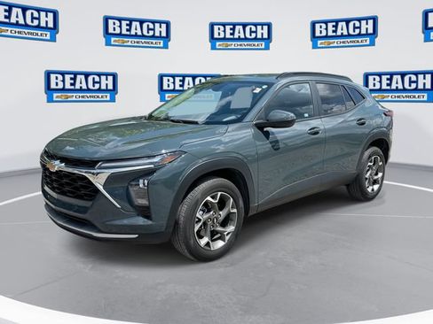 Used 2025 Chevrolet Trax LT FWD image 1
