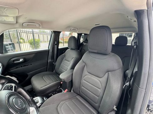Used 2019 Jeep Renegade Latitude w/ Safety & Security Group II AWD/4WD image 9