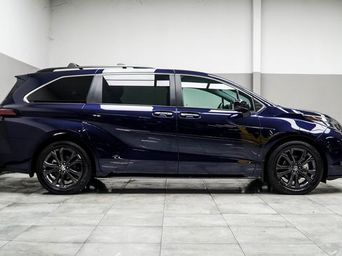 Used 2022 Toyota Sienna XSE image 6
