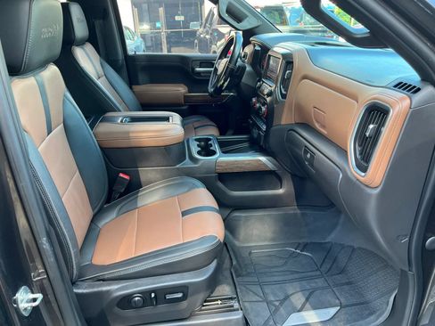 Used 2021 Chevrolet Silverado 1500 High Country w/ Technology Package AWD/4WD image 8