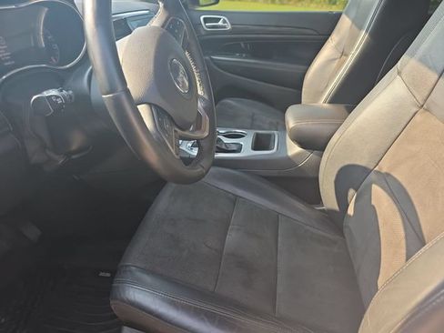 Used 2019 Jeep Grand Cherokee Laredo w/ Laredo X Package AWD/4WD image 15