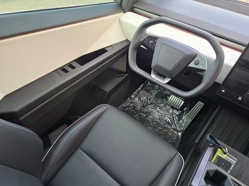 Used 2025 Tesla Cybertruck AWD Crew Cab image 37