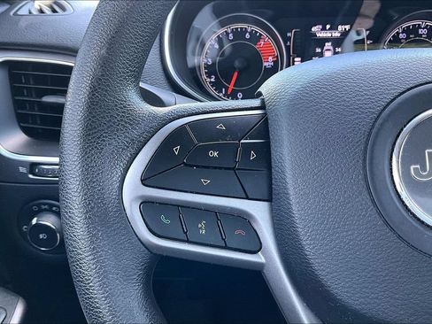 Used 2019 Jeep Cherokee Latitude w/ Popular Appearance Group FWD image 18