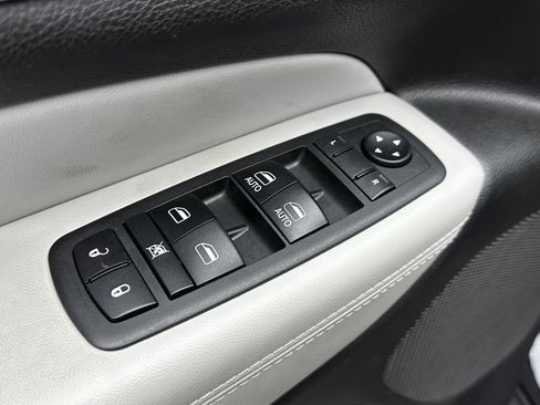 Used 2018 Jeep Grand Cherokee Limited image 13