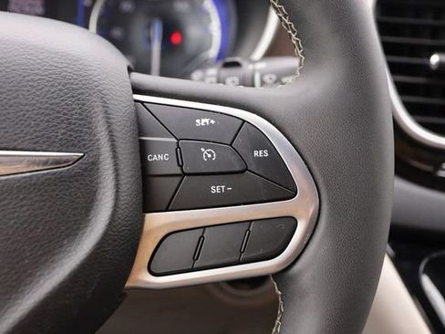 Used 2022 Chrysler Voyager LX FWD image 15