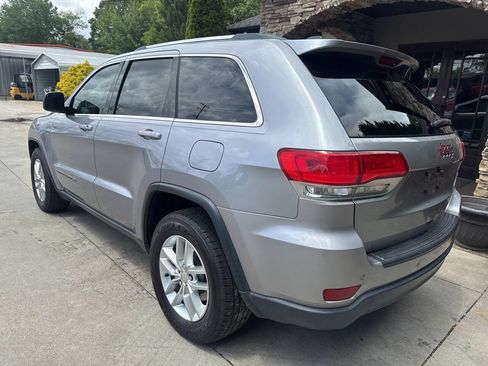 Used 2018 Jeep Grand Cherokee Laredo RWD image 3