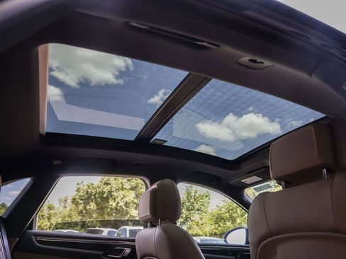 Certified 2026 Porsche Macan AWD/4WD image 36