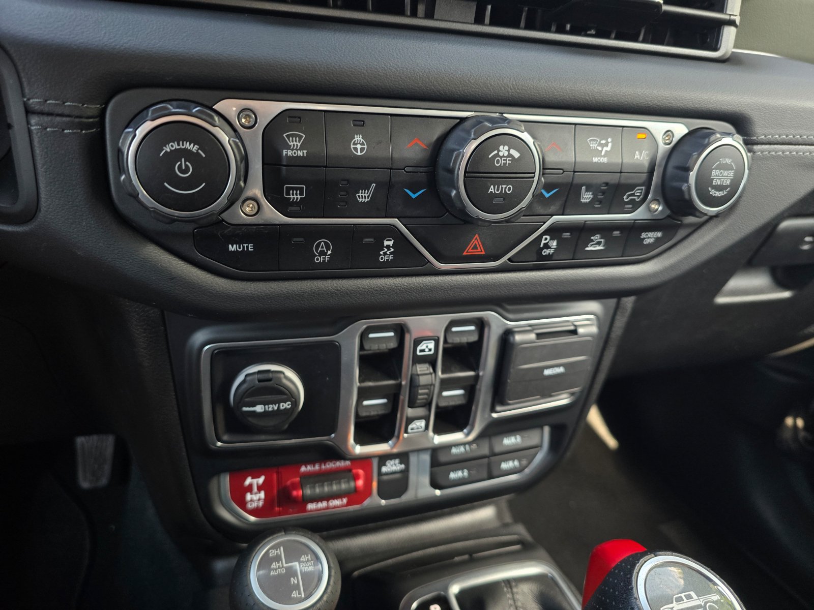 Used 2024 Jeep Gladiator Mojave AWD/4WD image 24