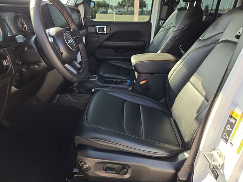 Used 2024 Jeep Gladiator Sport AWD/4WD image 16