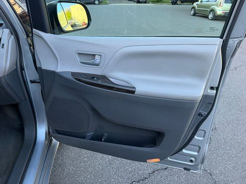 Used 2015 Toyota Sienna XLE w/ XLE Navigation Package FWD image 30