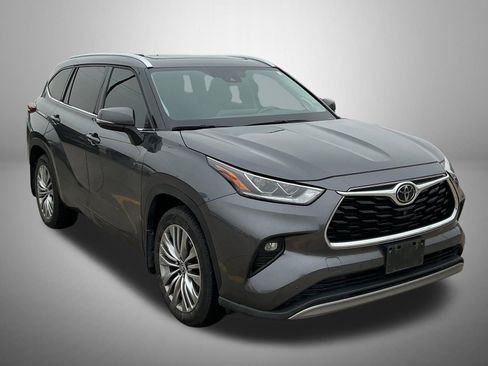 Used 2022 Toyota Highlander Platinum AWD/4WD image 2