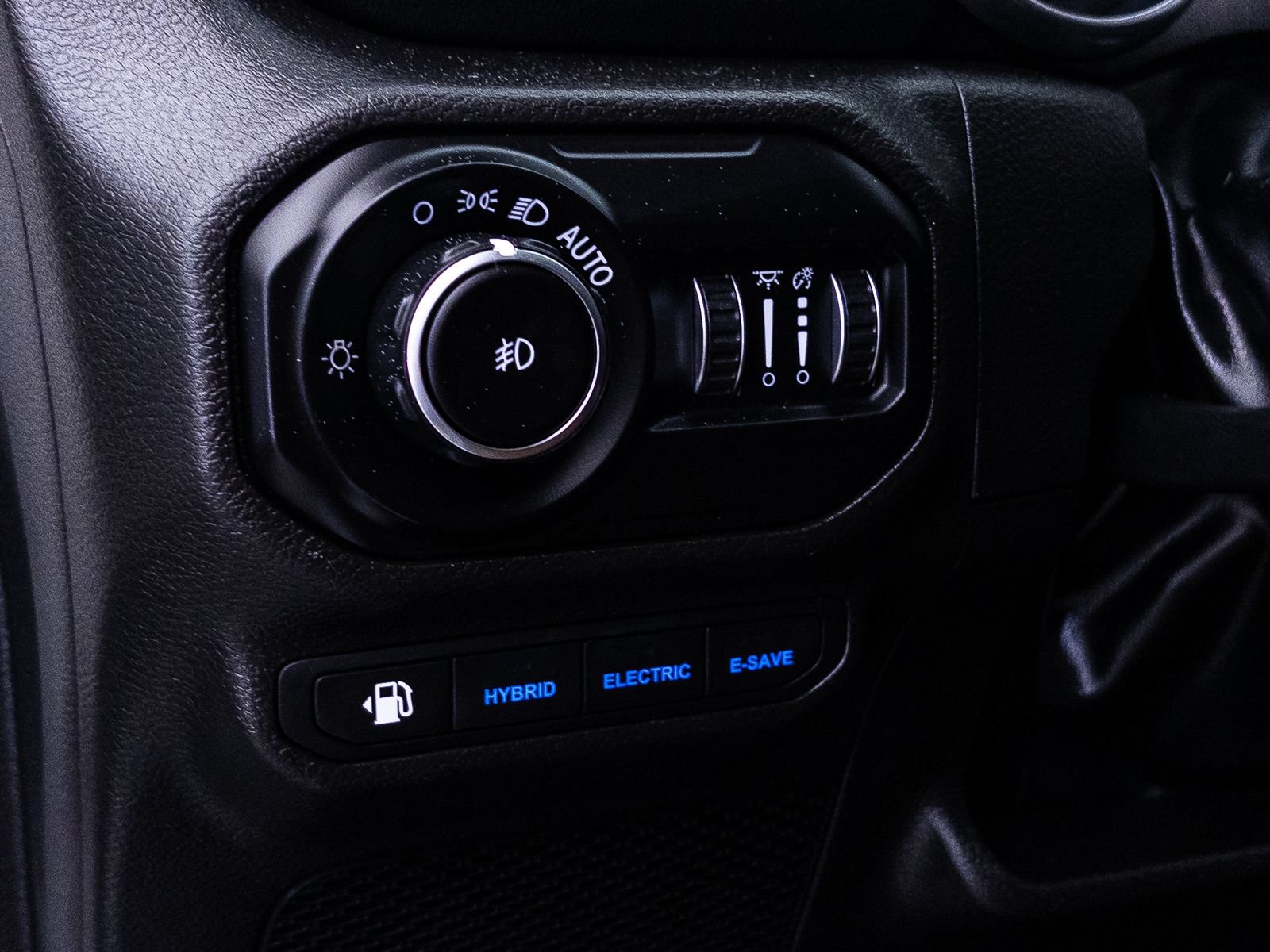 Used 2022 Jeep Wrangler Unlimited Sahara AWD/4WD image 9