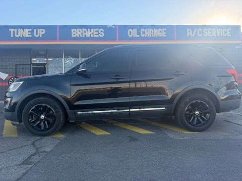 Used 2017 Ford Explorer XLT FWD image 3