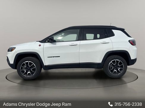 Used 2025 Jeep Compass Trailhawk AWD/4WD image 4