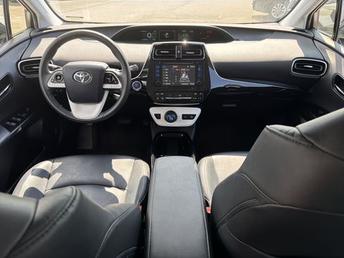Used 2017 Toyota Prius Four FWD image 4