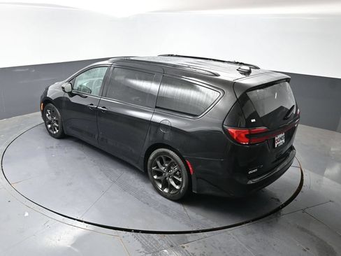 Used 2025 Chrysler Pacifica Limited FWD image 47